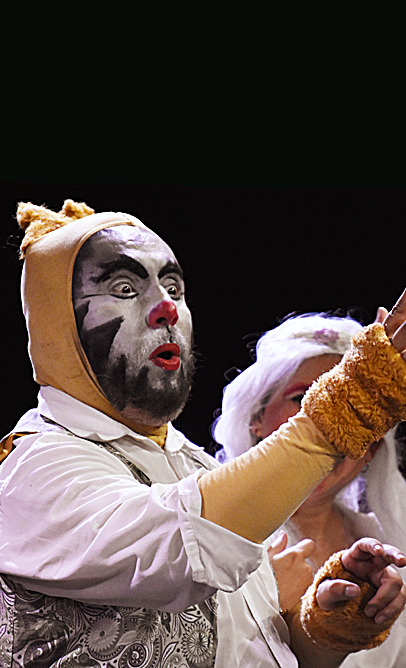 Omar San Lucas en escena durante la presentación de la obra teatral infantil El Gato Pancho, de la compañía de teatro La Carpa de la Luna en Guayaquil, Ecuador