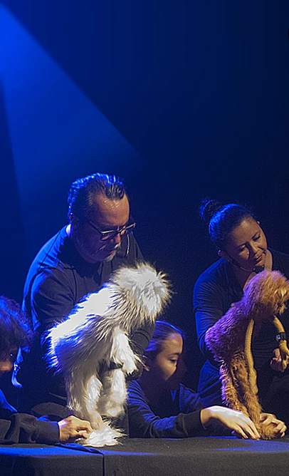 Omar San Lucas actuando junto a uno de los personaes títeres en la obra teatral Jimbo y Jambo, de La Carpa de la Luna, en Guayaquil, Ecuador