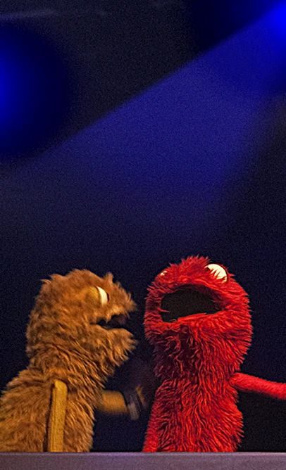 Dos personajes en forma de títeres de peluche, en la obra teatral Jimbo y Jambo, de La Carpa de la Luna, en Guayaquil, Ecuador
