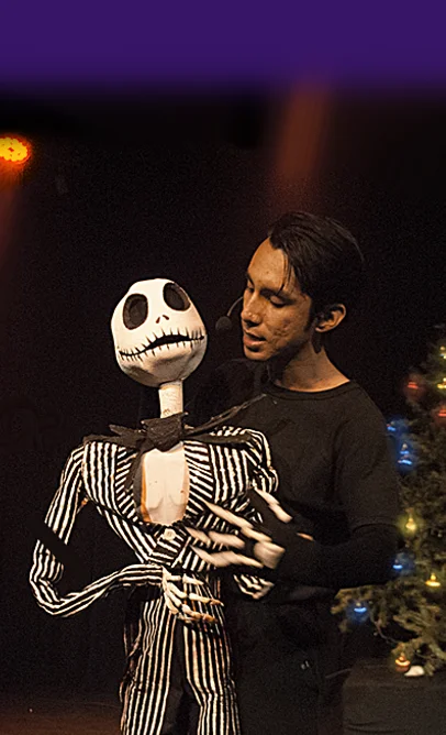 Joseph San Lucas como titiritero en la obra de La Carpa de la Luna, El Extraño Mundo de Jack, Guayaquil, Ecuador