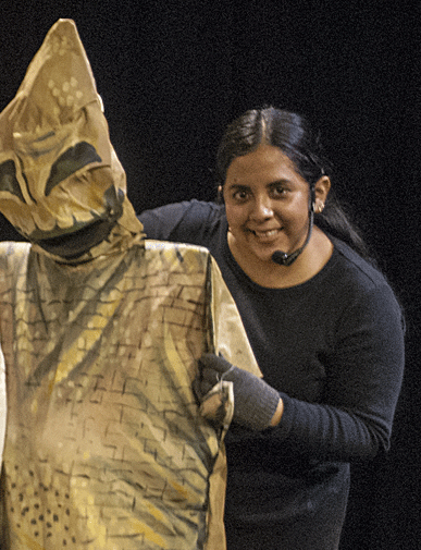 Gaby Noroño, como titiritera en obra teatral, El Extraño mundo de Jack, La Carpa de la Luna