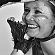 Sandra San Lucas en escena de obra teatral La iguana, el tucán y el delfín desaparecido, de La Carpa de la Luna, en Guayaquil, Ecuador.