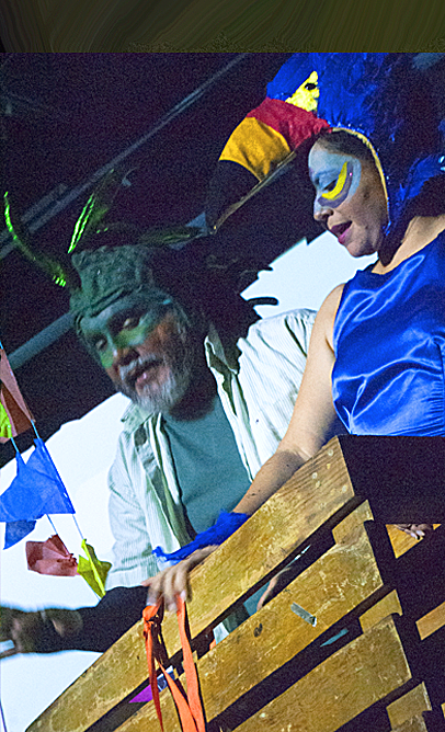 Omar y Sandra San Lucas durante una actuación de la obra La iguana, el tulcán y el delfín desaparecido, en Guayaquil, Ecuador