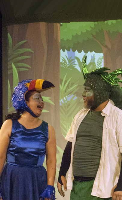 El tucán y la iguana, durante presentación de la obra infantil El tucán, la iguana y el delfín, de La Carpa de la Luna, en Guayaquil, Ecuador