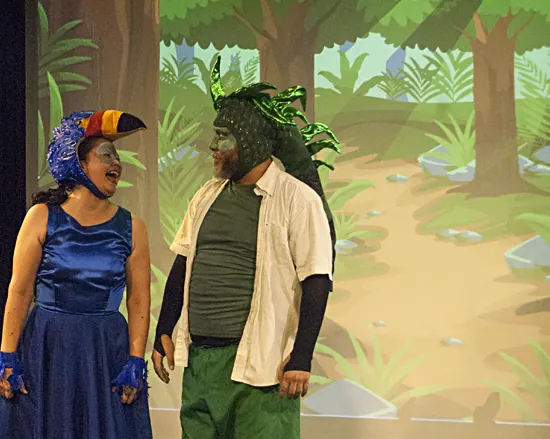 Imagen del escenario durante la presentación de la obra teatral familiar La iguana, el tucán y el delfín desaparecido, dirigida por Omar San Lucas (en la foto) y coactuada por Sandra San Lucas (en la foto). Presentada durante el festival Peques Fest, en mayo del 2024, en Salas La Bota de la ciudad de Guayaquil. www.sanlucascultura.com