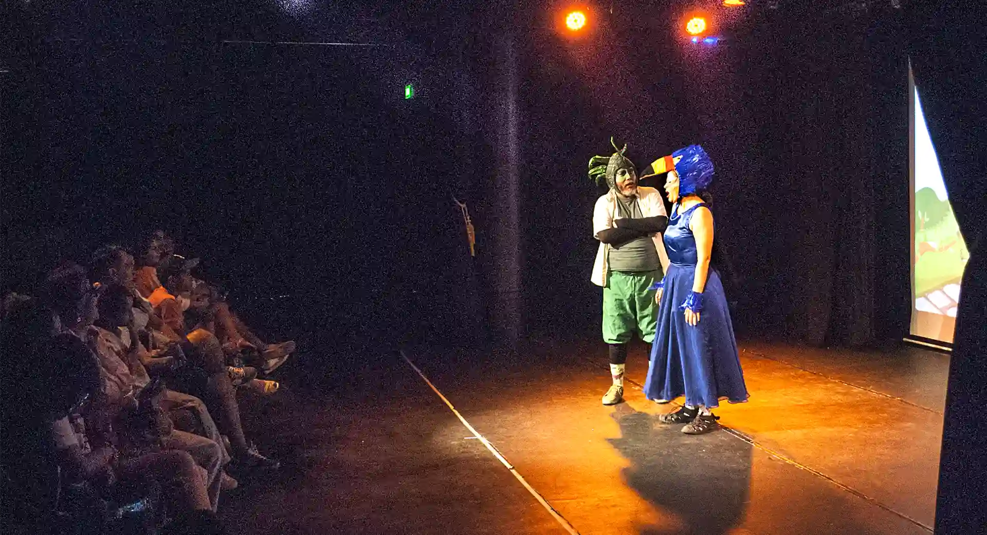 Omar San Lucas y Sandra San Lucas durante la presentación de La iguana, el tucán y el delfín desaparecido, en el I Festival de Teatro para niños. Guayaquil, teatro La Bota, de mayo del 2024