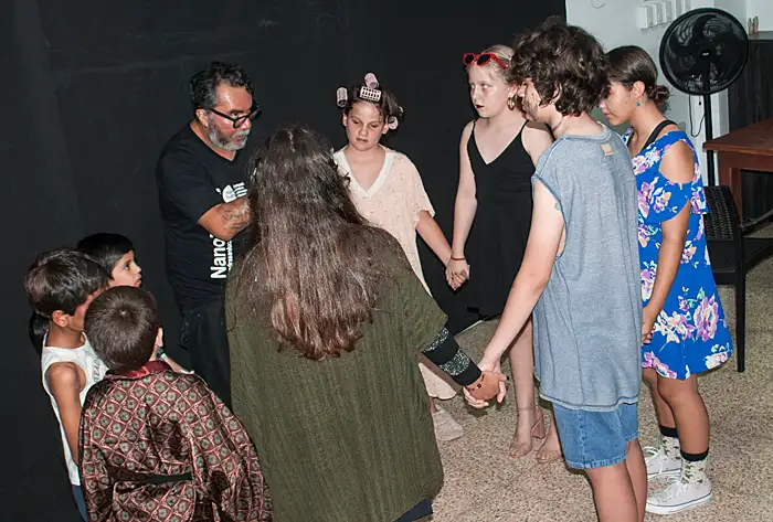 Imagen con estudiantes del Nanoteatro, en calentamiento previo a presentación de la Gala de Nanoteatro, en 2024.