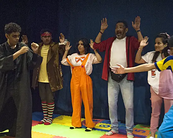 Juan David Vega, Gabriel Álvarez, Giulli Súarez, Andrés Garzón, Fanny Ruiz y Estéfano Remache, durante la obra Un Mundo sin wifi, presentada en el festival de teatro PequesFest, en mayo del 2024, www.sanlucascultura/sanlucas-peques-fest-actividades-2024.html