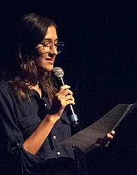 Milca Cabrera, periodista, dando la bienvenida al primer día del festival PequesFest, segunda edición, realizado en Guayaquil en mayo del 2024. www.sanlucascultura.com