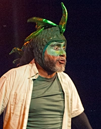 Foto de Omar San Lucas, director teatral de La Carpa de la luna, durante la obra La iguana, el tucán y el delfín desaparecido, en el primer día del festival Peques Fest, segunda edición, realizado en Guayaquil en mayo del 2024. www.sanlucascultura.com