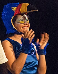 Sandra San Lucas, organizadora del PequesFest 2024, segunda edición, durante la obra La iguana, el tucán y el delfín desaparecido, en el festival PequesFest, segunda edición, realizado en Guayaquil en mayo del 2024. www.sanlucascultura.com