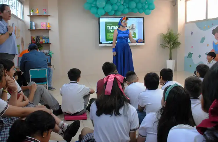 Finalización de una obra durante presentación en el Nano Teatro, en 2017. En la foto, Sandra San Lucas, Gabriela Noroño, Omar San Lucas, Lola Vásquez. En www.sanlucascultura.com