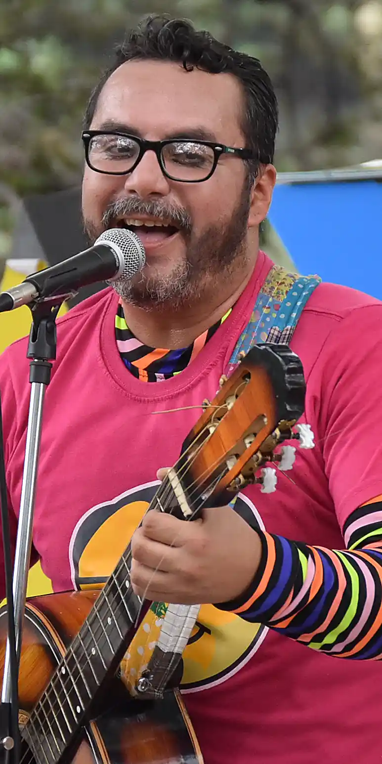 Omar San Lucas durante un repaso de guión, antes de una obra de teatro