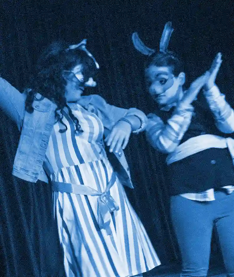 Foto de jóvenes estudiantes de actuación y teatro en el Nano Teatro, en el Comité Los Ceibos, de Guayaquil, www.sanlucascultura.com
