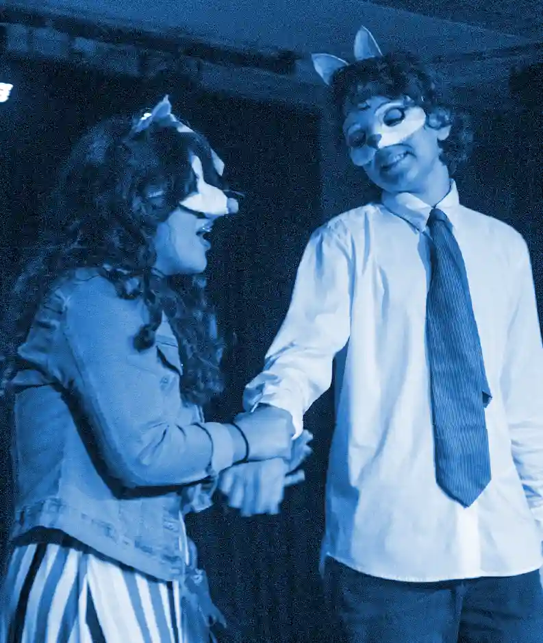 Foto de jóvenes estudiantes de actuación y teatro en el Nano Teatro, en el Comité Los Ceibos, de Guayaquil, www.sanlucascultura.com