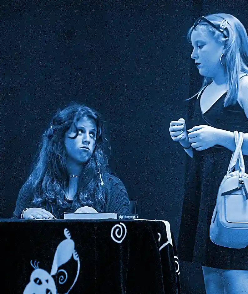 Foto de jóvenes estudiantes de actuación y teatro en el Nano Teatro, en el Comité Los Ceibos, de Guayaquil, www.sanlucascultura.com