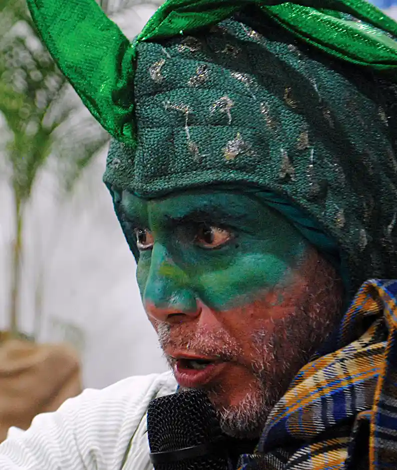 Rostro en primer plano del personaje de la Iguana, interpretado por Omar San Lucas, en el contexto de la obra teatral La Iguana, el tucán y el delfín desaparecido, durante una actividad del proyecto Vive Palabras de San Lucas Cultura, en Guayaquil, Ecuador.